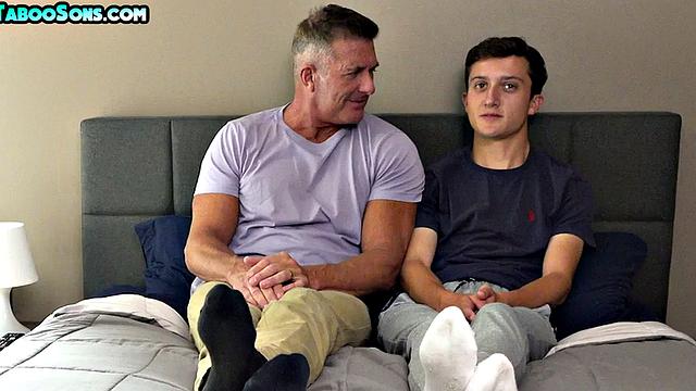 смотри как накачанный отчим жестко трахает 21-летнего твинка в жопу