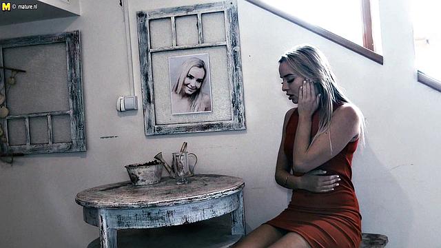 зомби-милфа трахается с парнем в маске