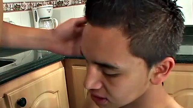 Дамиан трахает доставщика Uber по полной программе без гондона