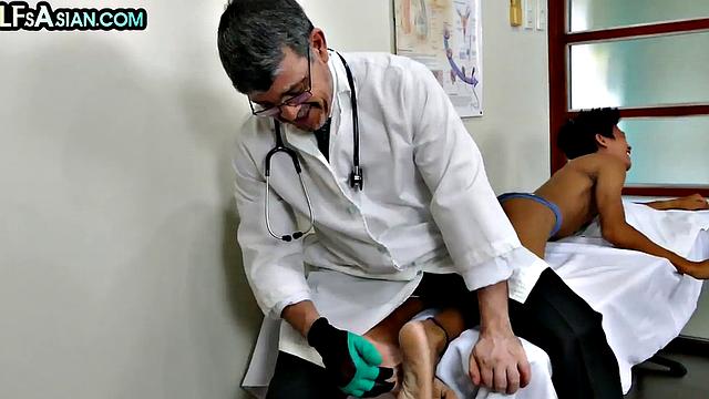 Озорной врач веселится с азиатским твинком на приёме