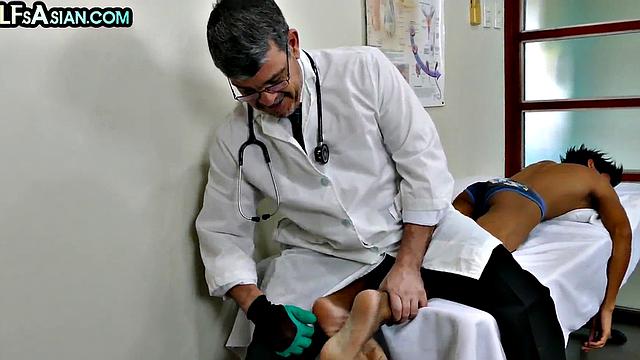 Озорной врач веселится с азиатским твинком на приёме