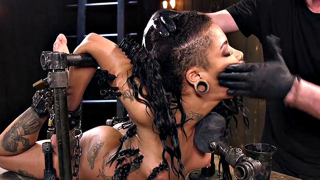 чёрная сабмиссив сквиртит и получает пощёчину на жёстком bdsm уроке