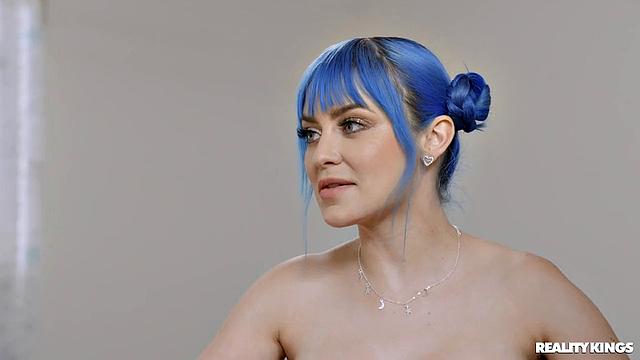 Жадная до вибратора соседка Jewelz Blu застукана за подглядыванием и втянута в жёсткое тройничное порно с Roxie Sinner и её парнем David Lee.