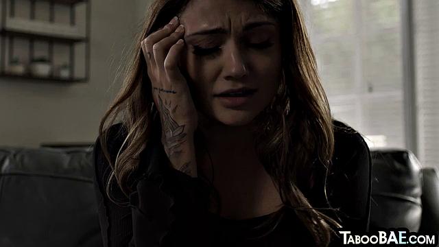 Адрия Рэй в чулках страстно трахается со своим мужиком на камеру pov, крупный план и глубокий минет в миссионерке.