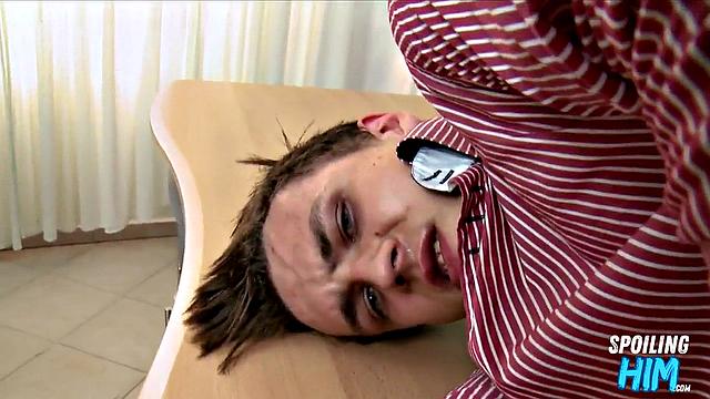 Густо волосатый парень на кастинге гнётся ради мужского члена, первый опыт на камеру.