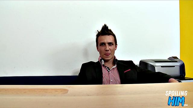 Густо волосатый парень на кастинге гнётся ради мужского члена, первый опыт на камеру.