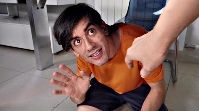 блондинка сходит с ума, когда парень включает вибратор