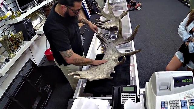 две пышные красотки из ломбарда сосут хуй и получают горячий кончил на лицо втроём