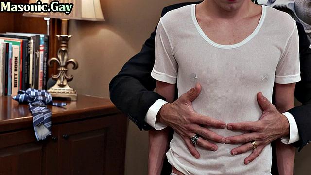 Брутальный бородач трахает худощавого парня в анал, не сдерживая страсть до самого конца.