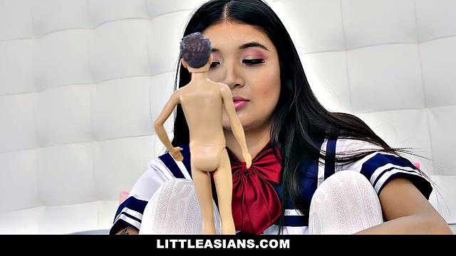 азиатка поймала кайф - сперма на киске и пальчики кверху