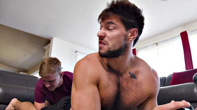 татуированный качок трахает сводного брата, пока тот рубится в приставку