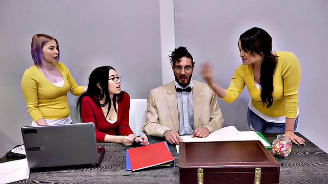 студентка получает отличную оценку у профессора прямо в постели