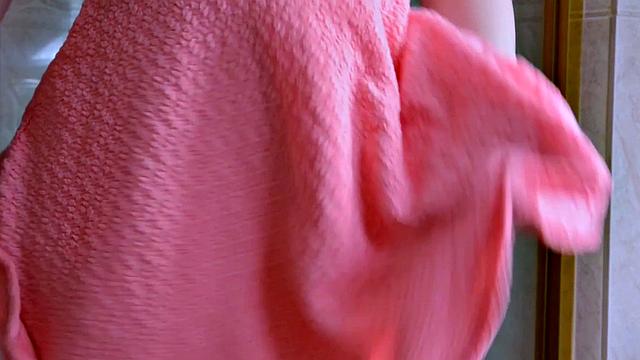 Хейли не может решить - пописать или подрочить, поэтому делает всё сразу