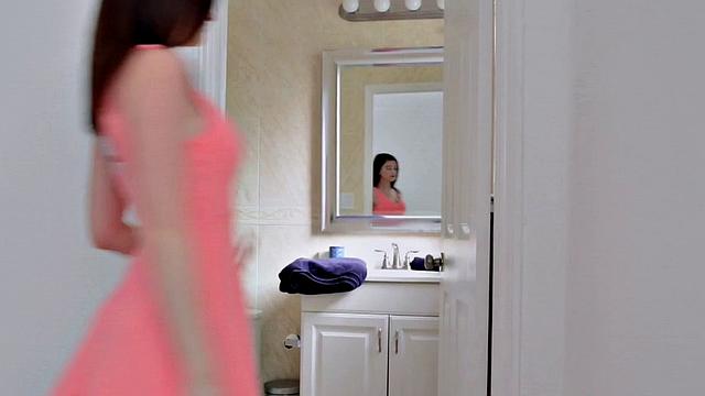 Хейли не может решить - пописать или подрочить, поэтому делает всё сразу