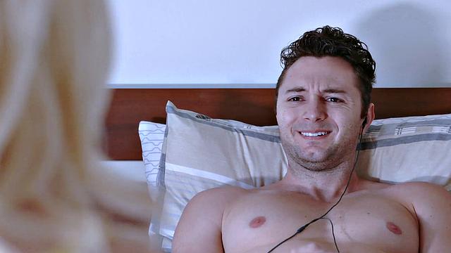 платиновая сводная сестра отрабатывает вину жарким трахом в постели