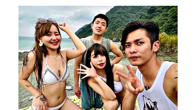 Han Nixi and her lover escape the party and sneak off to have sex