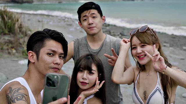 Han Nixi and her lover escape the party and sneak off to have sex