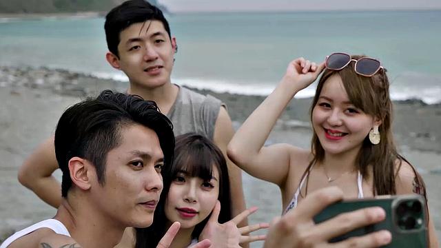 Han Nixi and her lover escape the party and sneak off to have sex