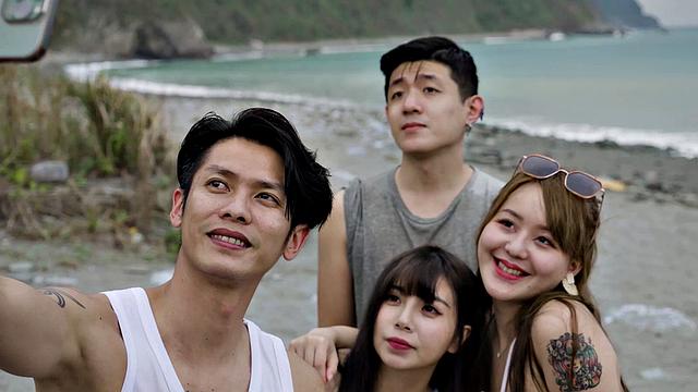 Han Nixi and her lover escape the party and sneak off to have sex