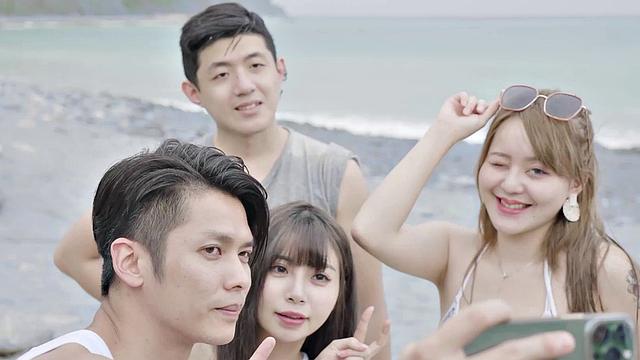 Han Nixi and her lover escape the party and sneak off to have sex