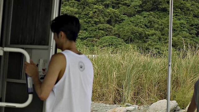 Han Nixi and her lover escape the party and sneak off to have sex