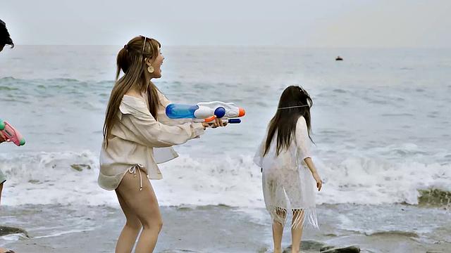 Han Nixi and her lover escape the party and sneak off to have sex