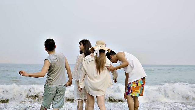 Han Nixi and her lover escape the party and sneak off to have sex