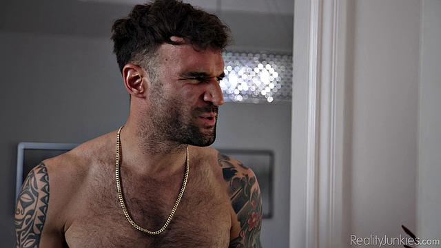 маленькая, да удаленькая: еле влез, зато как орёт!