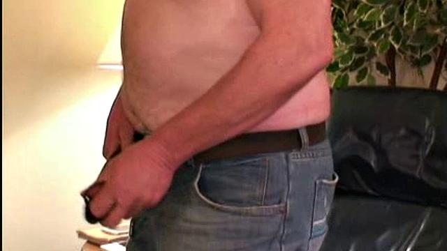 зрелый ветеран принимает сперму от настоящего мужика