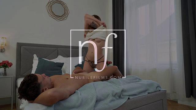 Офелия скачет на члене и кончает снова и снова