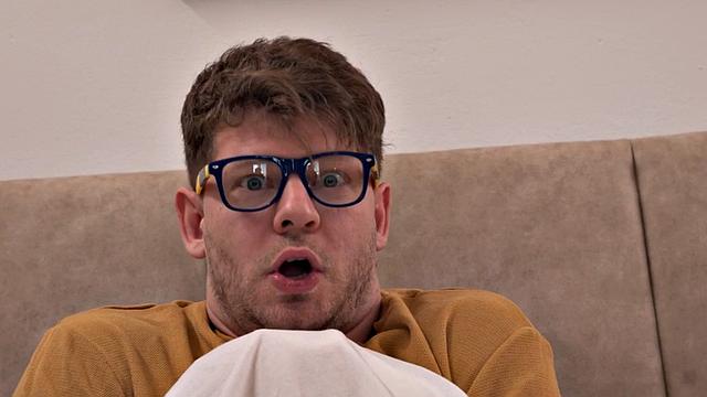 блондинка в форме катается на парне и получает по полной