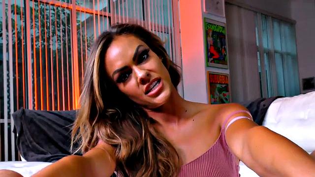 смазала член маслом, пошутила и по рукам пошла - вот это красавица