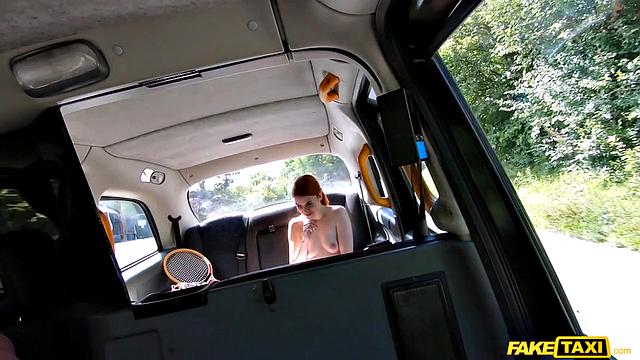 Кайра Лав решила сэкономить на такси и устроила горячий минет прямо в машине, а потом получила кремпай на лицо - вот тебе теннисные скидки по-взрослому!