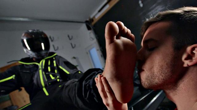 Foot fetish bottom barebacked by muscled and tattooed hunk