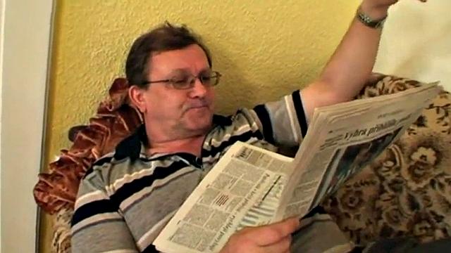 развратная блондинка сосёт деду, потом скачет на его члене