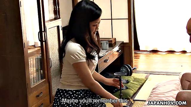 стройная азиатка с аккуратной писей страстно трахается со зрелым мужиком