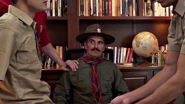 Стройный парень в офисе отдается зрелым мужикам