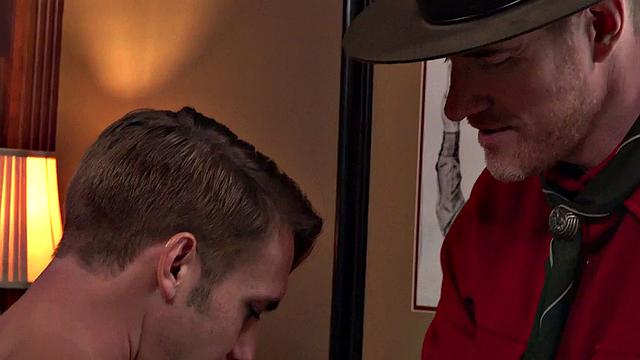 Стройный парень в офисе отдается зрелым мужикам