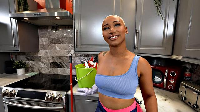 горячая горничная с большой жопой сосёт начальнику с bbc