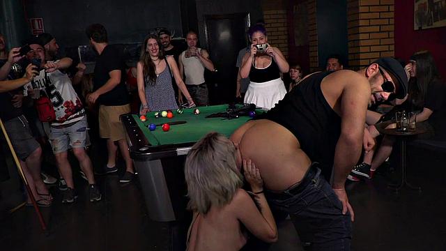 брюнетка с хвостиком лижет жопу и получает жёстко на глазах у зрителей