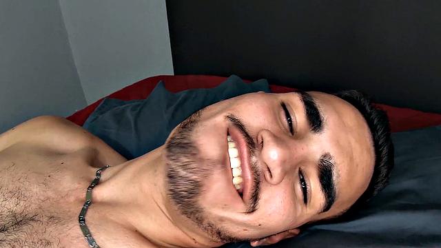 латинский красавчик медленно раздевается и дрочит свой огромный член