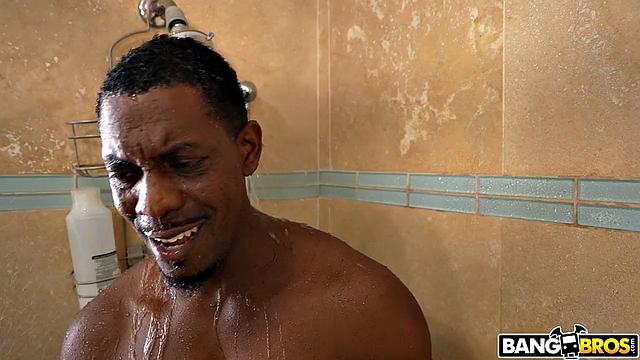 Рене Роуз видит член отца подруги и не может устоять перед соблазном секса в душе с большим членом Джонатана Джордана.