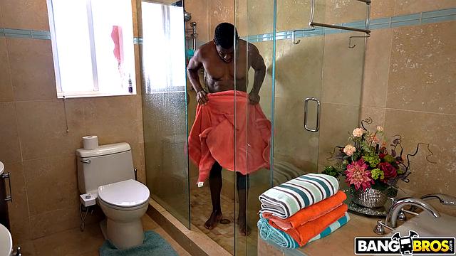 Рене Роуз видит член отца подруги и не может устоять перед соблазном секса в душе с большим членом Джонатана Джордана.