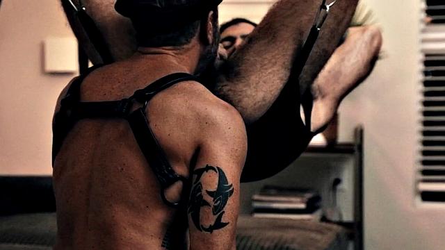 волосатый мачо после римминга получает голый трах от накачанного бойфренда в коже