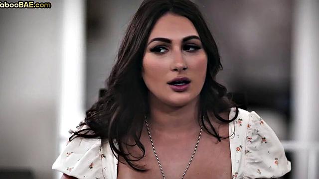 татуированная с большими сиськами сосёт и получает в свою волосатую киску