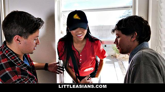 азиатская курьерша застряла в окне, парни ее трахают