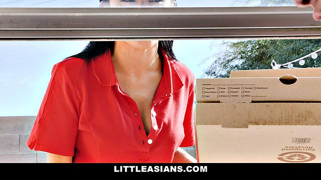азиатская курьерша застряла в окне, парни ее трахают
