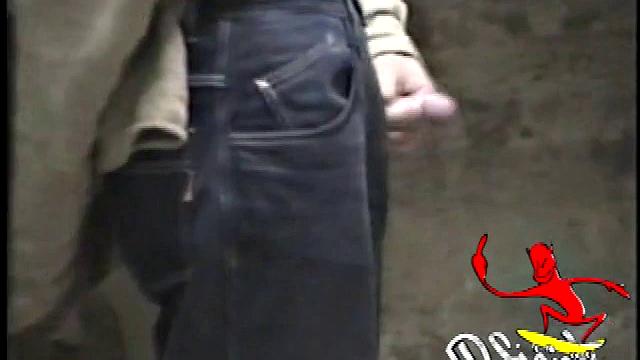 Марк яростно дрочит и мощно кончает на камеру