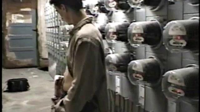 Марк яростно дрочит и мощно кончает на камеру