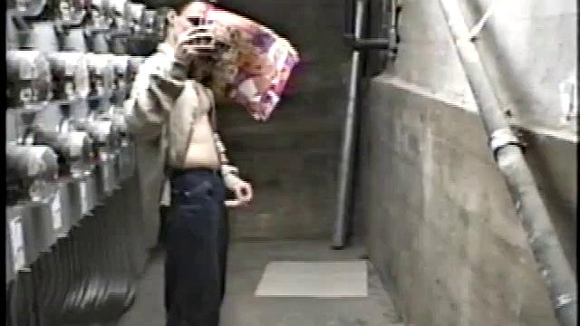 Марк яростно дрочит и мощно кончает на камеру